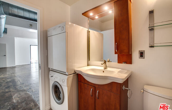 2 beds, 1 bath, 1,300 sqft, $2,800, Unit 201