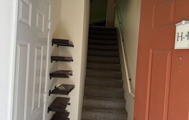 Gorgeous Townhome with W/S/G AND Gas!