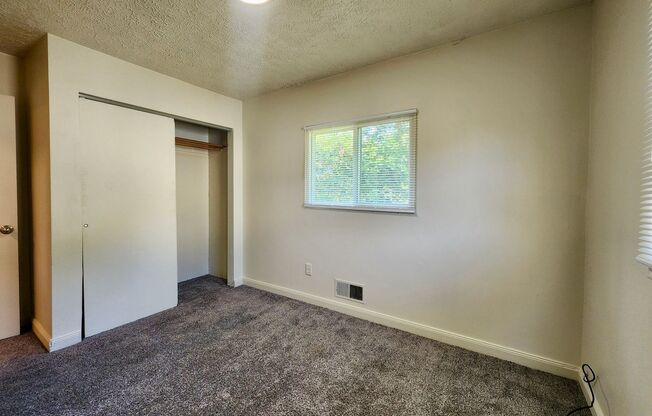 2 beds, 1 bath, $995, Unit 331 Murray Street