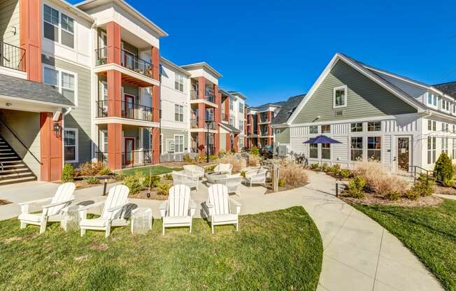 the preserve at ballantyne commons apartments courtyard with tables and chairs