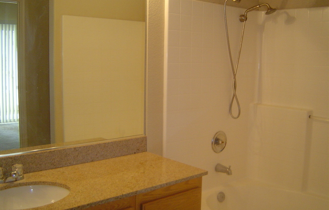 2 beds, 1 bath, $1,750, Unit # 2093