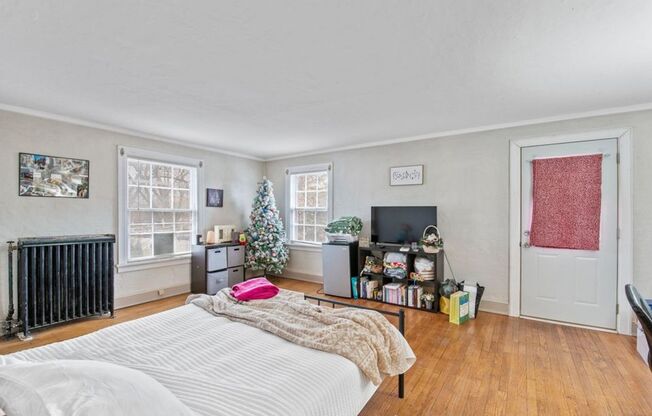 Rare Hackett townhome, Across from Campus