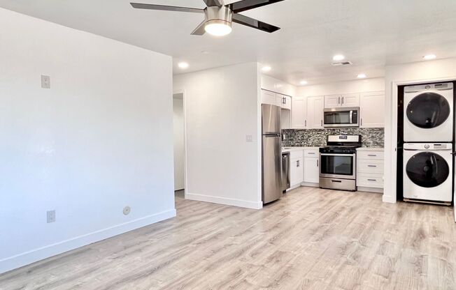*MOVE IN SPECIAL* RARE! Beautifully Renovated 2 Bed 2 Bath with In Unit Washer & Dryer Just Moment from Old Town Scottsdale!