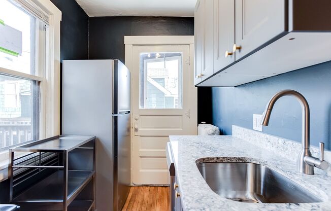 1 bed, 1 bath, 700 sqft, $1,250, Unit 6