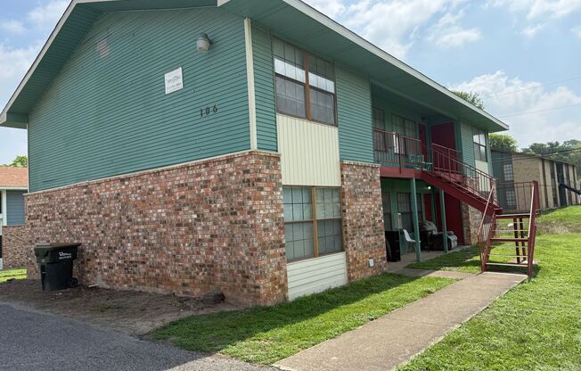 2 Bedroom 1 Bathroom Unit in Quiet Fourplex!