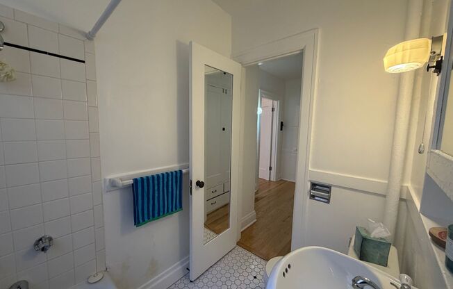 Studio, 1 bath, 320 sqft, $1,129, Unit 06