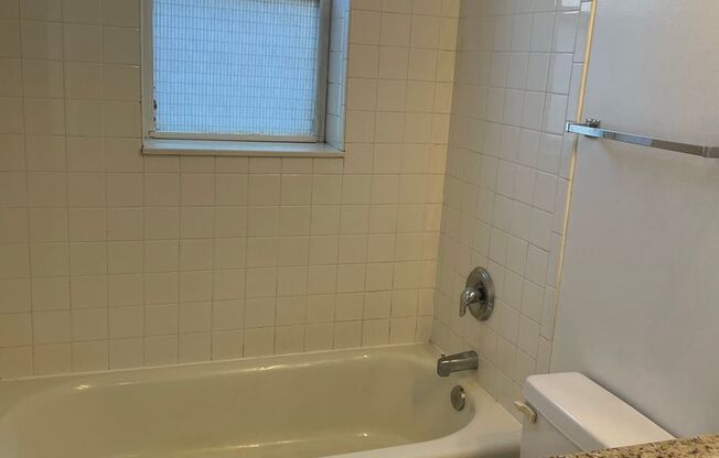 2 beds, 1 bath, 775 sqft, $1,575, Unit 400