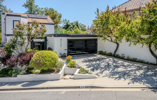Luxury waterfront living in Calabasas