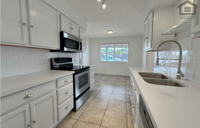 4Bed/2Bath House at Chandler Blvd/McQueen Rd! Ready for Immediate Move-In! – NO HOA!