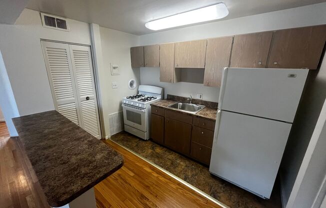 2 beds, 1 bath, 650 sqft, $1,350, Unit 4227 #D