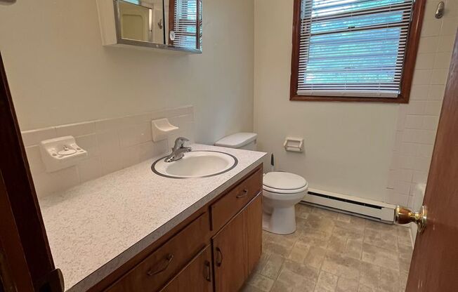 2 beds, 1 bath, 903 sqft, $1,140, Unit P-1