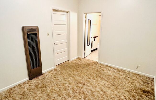 1 bed, 1 bath, $550, Unit 111 1/2 W 7th Apt 2