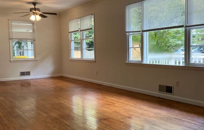 3 bedroom 2 bathroom house conveniently located in Athens