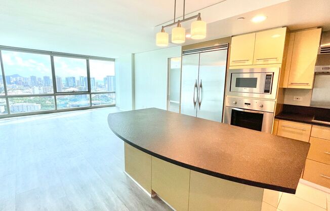 LUXURY DOWNTOWN PENTHOUSE w/ PANORAMIC VIEWS! 2 BED 2 BATH 2 PARKING