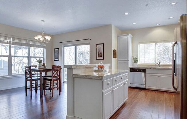 Beautiful Townhome in Arbor Crossing includes Pool, Exercise Room & Clubhouse Close to Intel.