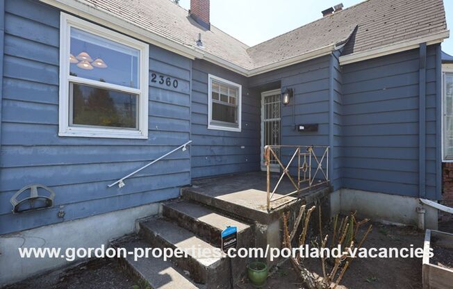 SE 57th Ave - 5 bedroom home with fireplace and hardwood floors