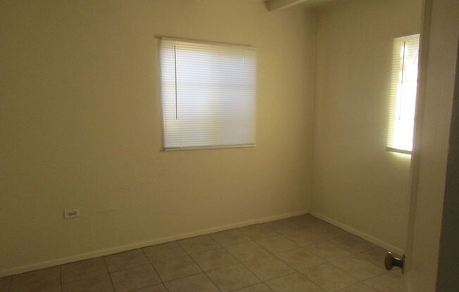 2 beds, 1 bath, $695, Unit 4