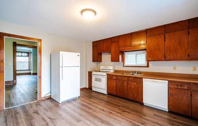 3 beds, 1.5 baths, $1,795, Unit 1250IN