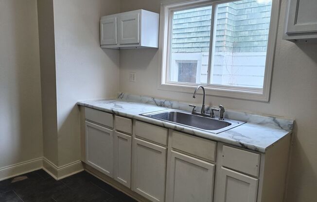 2 beds, 1 bath, $850, Unit Lower