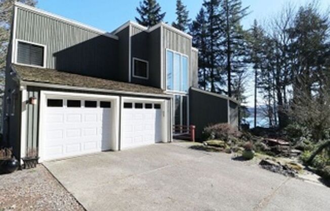 Beautiful 4 Beds and 2.5 Baths house with a lake view in Bellevue!!