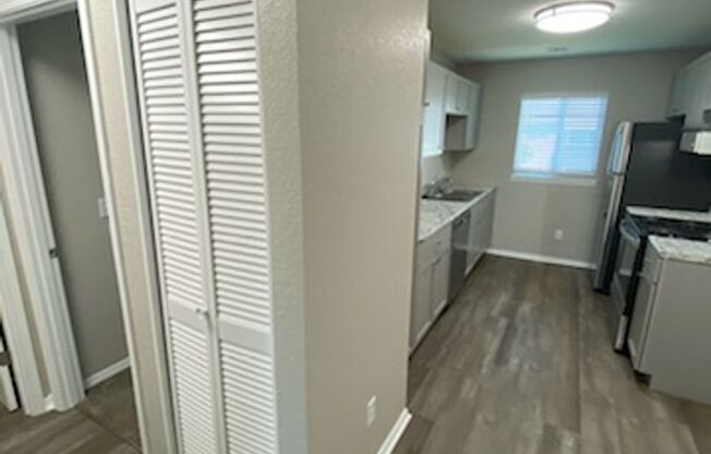 2 beds, 2 baths, 856 sqft, $920, Unit 2827-1811