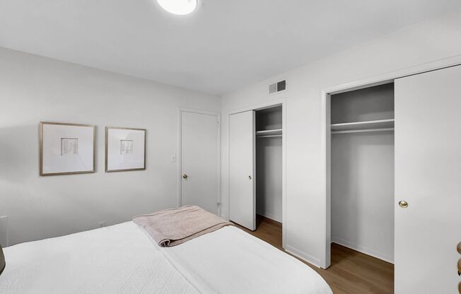 2 beds, 1 bath, 990 sqft, $1,165, Unit 3914