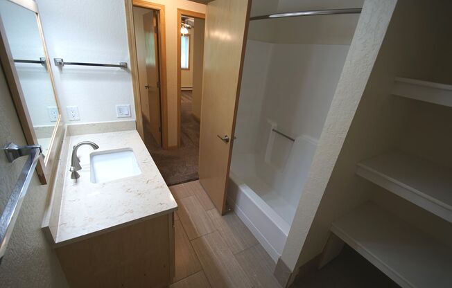 2 beds, 2 baths, 915 sqft, $1,725, Unit 220