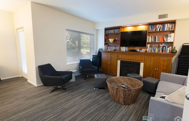 University Park 2 Bd/1 Bth With Fitness Center and Designated Parking Spot!