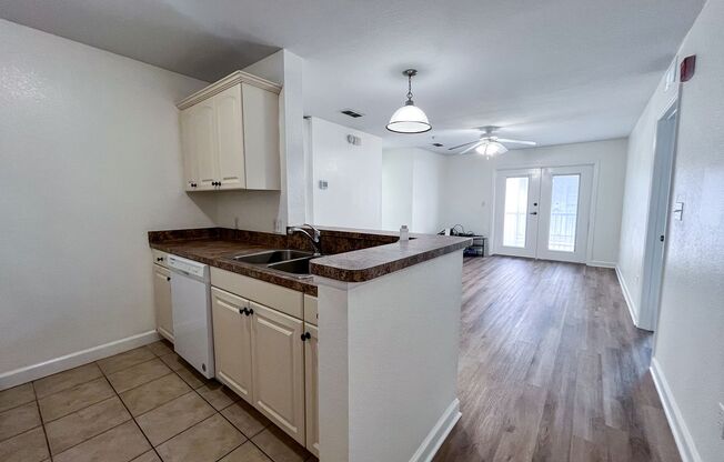 Oxford Terrace Phase I: 4/4 luxury apartment just 3 blocks from UF & 1 block from Sorority Row. Now Renting for Fall 2025!