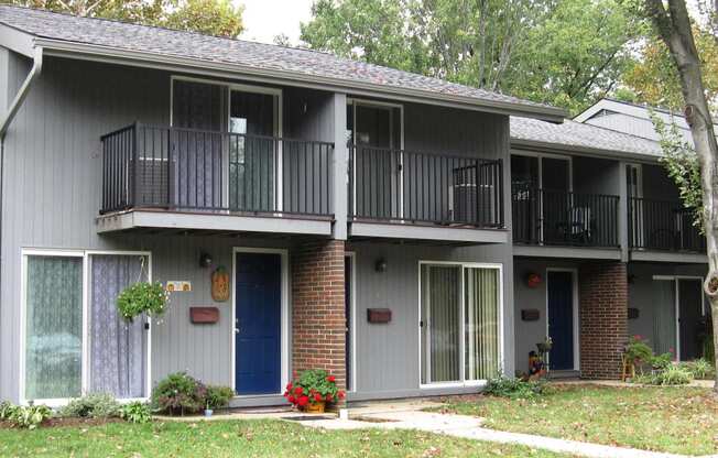 Apartment with a balcony in Mechanicsburg, PA | Wesley Park Townhouses | Property Management, Inc.