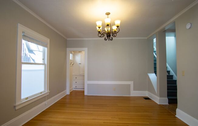 NW: Beautiful 2Bdr w/Hardwoods, DW + Skylights!