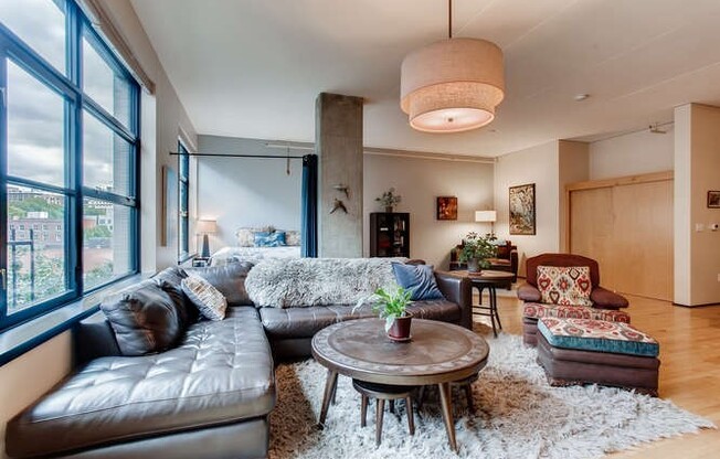 Elizabeth Lofts - FURNISHED Pearl District studio condo w/parking/concierge/most utilities