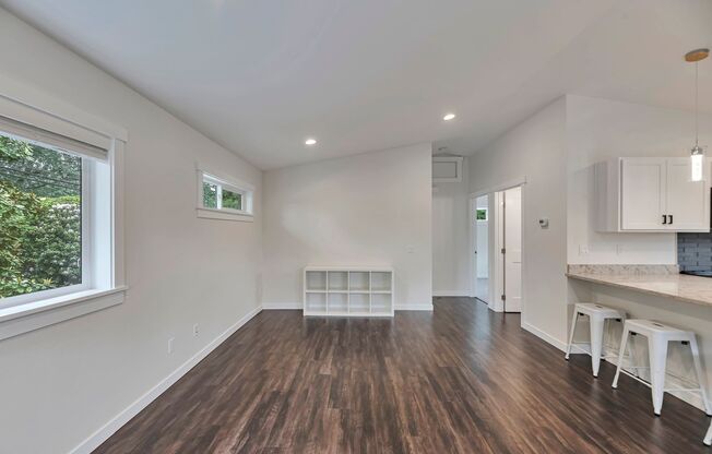 For Rent: Stunning 2BR/1BA Above-Garage Apartment in Kirkland