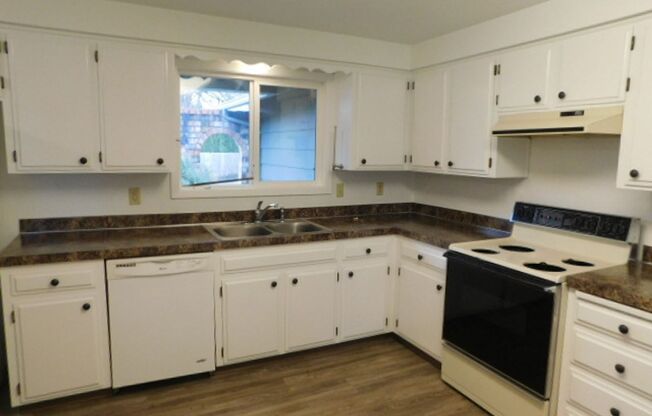 3Bd/2Ba Single Story Home - Available to View!