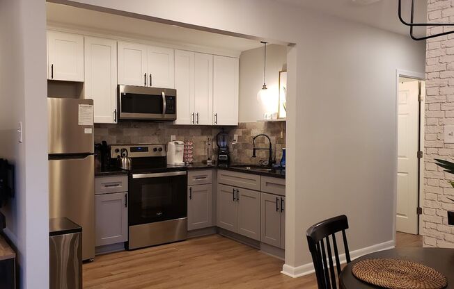 2 beds, 1 bath, $1,800, Unit Unit 32