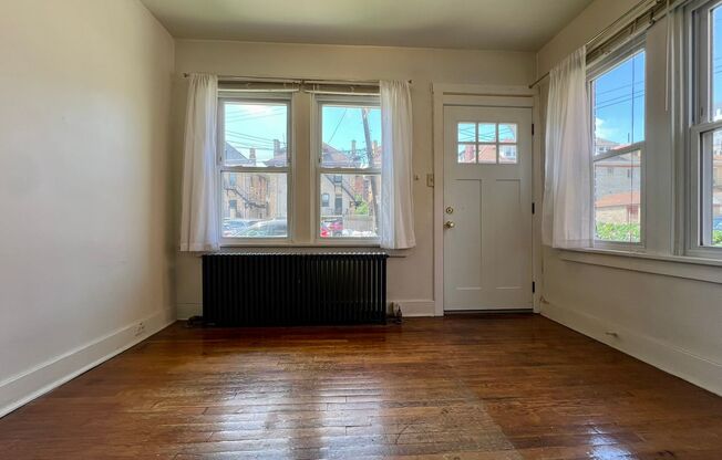 Beautiful One Bedroom in Oakland! Equipped Kitchen, Ample Natural Light & More! Call Today!