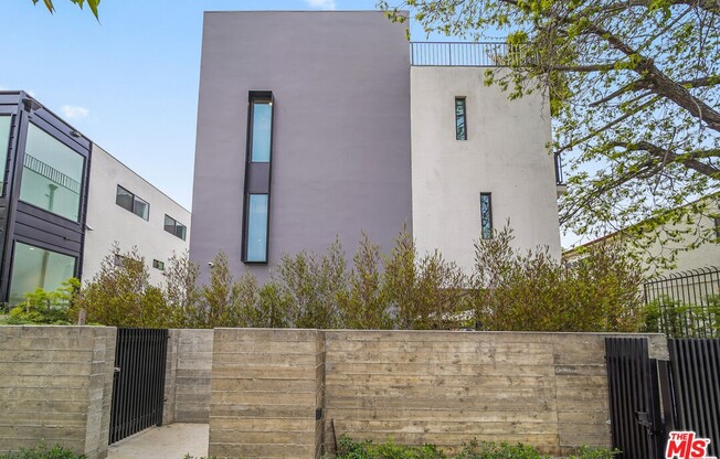 849 N MARIPOSA AVE