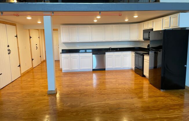 1 bed, 1 bath, 1,350 sqft, $1,750, Unit 225