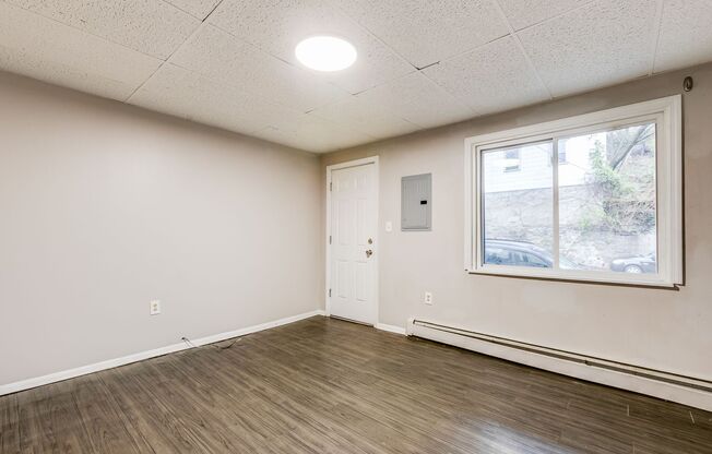 2 beds, 1 bath, $1,200, Unit Apt 2 (Top)