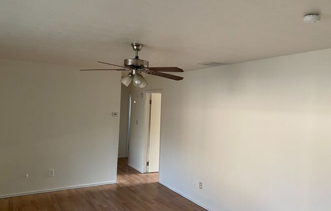 3 beds, 1 bath, $1,400, Unit 1229