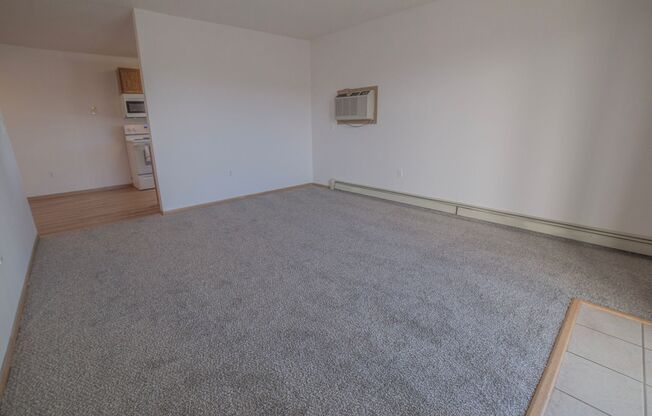 3 beds, 1 bath, 1,070 sqft, $965, Unit 1414-201