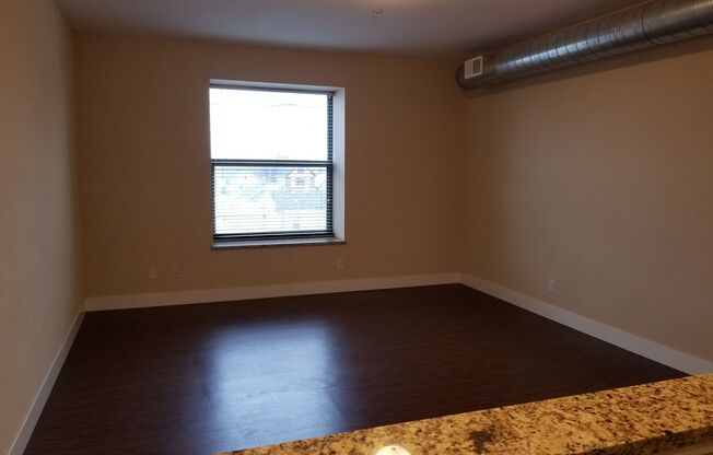 2 beds, 1 bath, $1,000, Unit 321