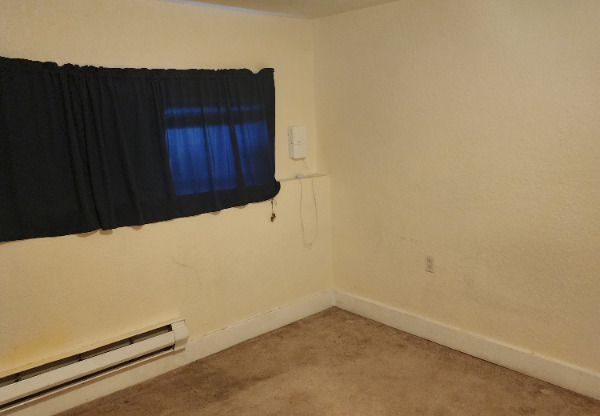 1 bed, 2 baths, 2,100 sqft, $700