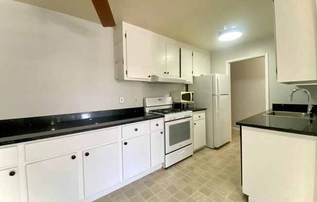 Cozy 1-bedroom Condo for Rent- Parkmont!