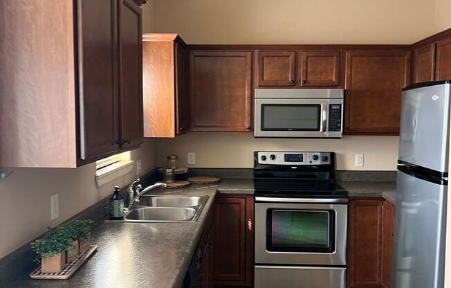 2 beds, 1 bath, 1,100 sqft, $1,695, Unit 615 - Unit 201 Duplex B1100