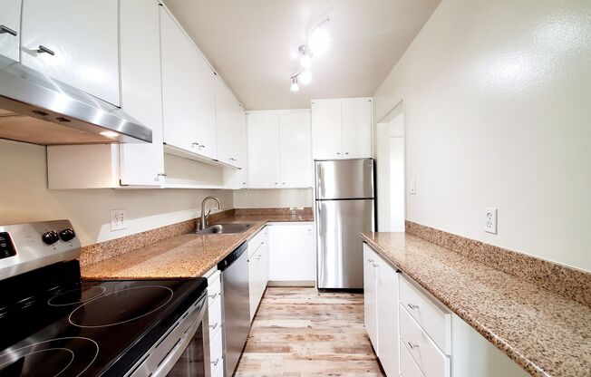 Beautiful, sunny woodlake condo