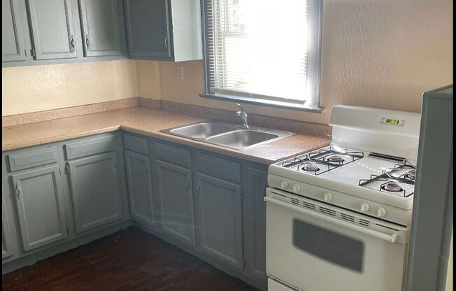 3 beds, 1 bath, $1,250