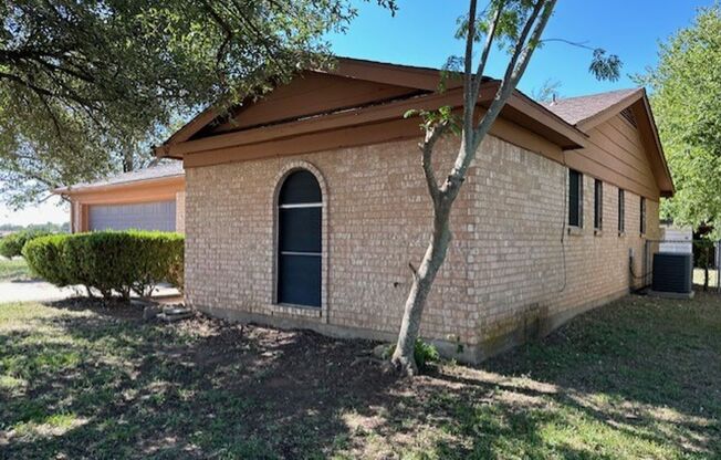 Nice 3 Bedroom, 2 Full bath Home Located in Cleburne.