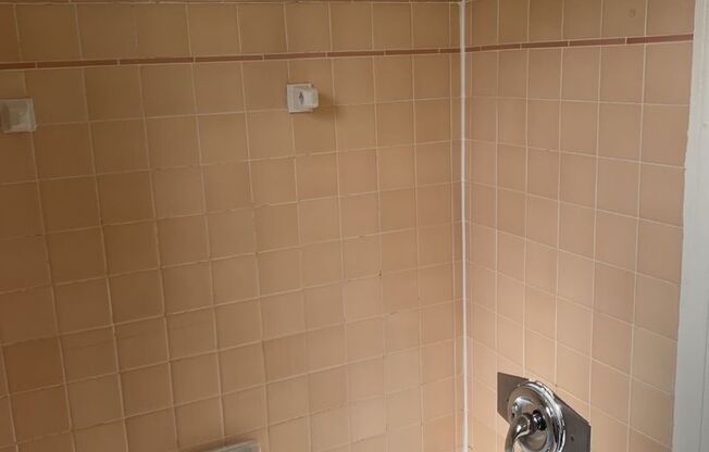 2 beds, 1 bath, $2,250, Unit 301