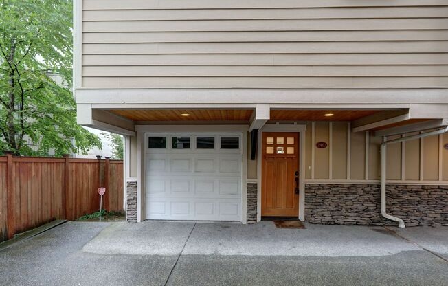 Grand 4 bedroom /2.5-bathroom Townhome w/ Sweeping Views of Lake Union & Cascades!